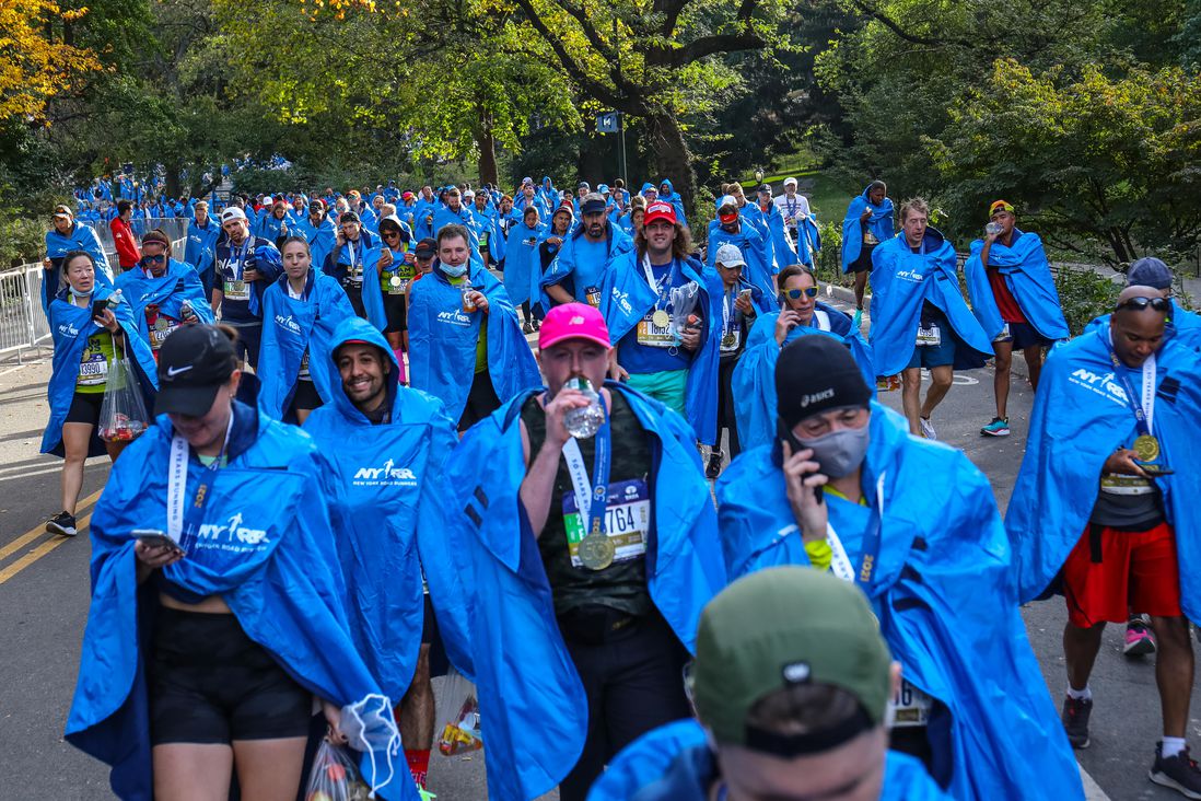 Runners and spectators at the NYC Marathon, 2021